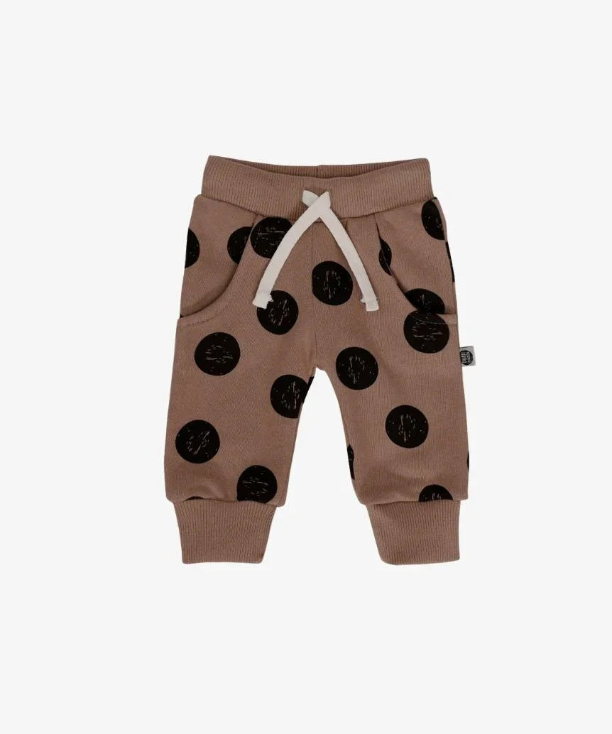 Calca-moletom-bebe-e-infantil-minimalista-escandinavo-marrom-full-moon.jpg