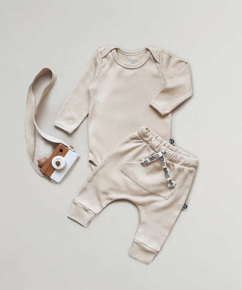 Conjunto-Body-manga-longa-e-calca-bolsao-liso-sand-minimalista-bege-claro-bebe-unissex-algodao.jpg