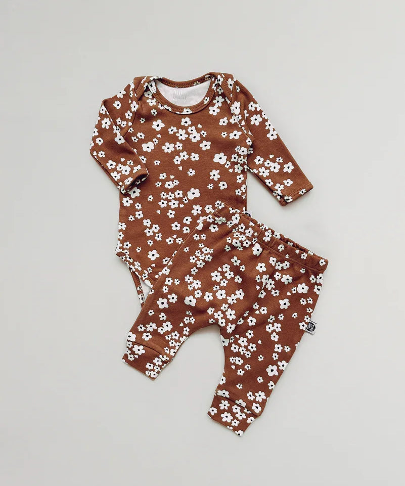 Conjunto-Body-manga-longa-e-calca-harem-bebe-menina-flores-field-margaridas-foral.jpg
