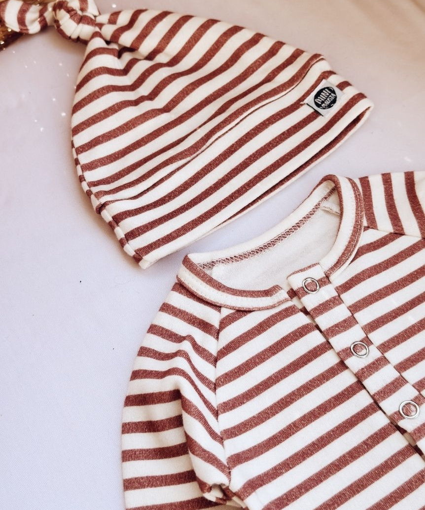 Kit-bebe-macacao-3-pecas-listrinhas-chutney-listrado-vermelho-macacao-touca-luvinha-4.jpg