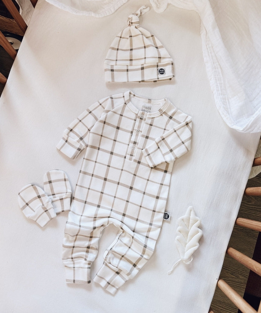 O Kit Bebê Macacão Minimalista 3 Peças | Xadrez Verão é a escolha perfeita para unir beleza, praticidade e segurança nos primeiros dias do bebê.