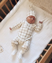 O Kit Bebê Macacão Minimalista 3 Peças | Xadrez Verão é a escolha perfeita para unir beleza, praticidade e segurança nos primeiros dias do bebê. 2