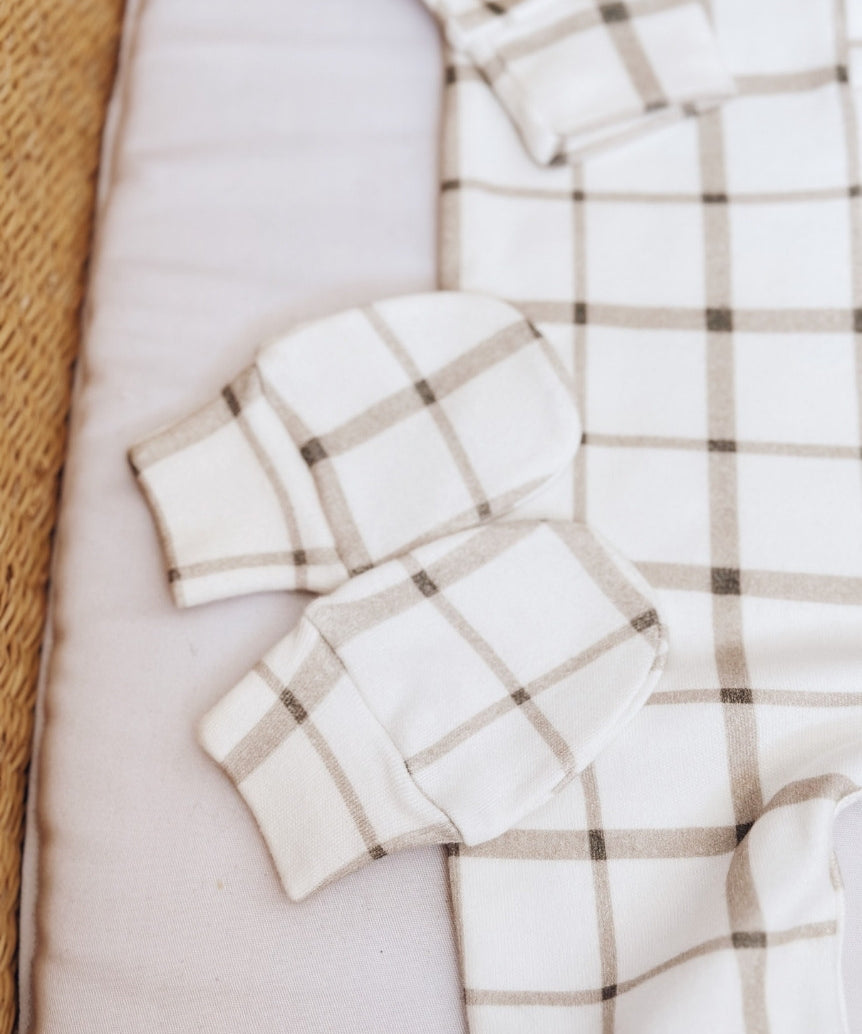 O Kit Bebê Macacão Minimalista 3 Peças | Xadrez Verão é a escolha perfeita para unir beleza, praticidade e segurança nos primeiros dias do bebê. 3