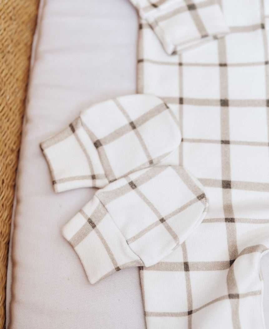 O Kit Bebê Macacão Minimalista 3 Peças | Xadrez Verão é a escolha perfeita para unir beleza, praticidade e segurança nos primeiros dias do bebê. 3