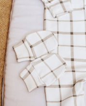 O Kit Bebê Macacão Minimalista 3 Peças | Xadrez Verão é a escolha perfeita para unir beleza, praticidade e segurança nos primeiros dias do bebê. 3