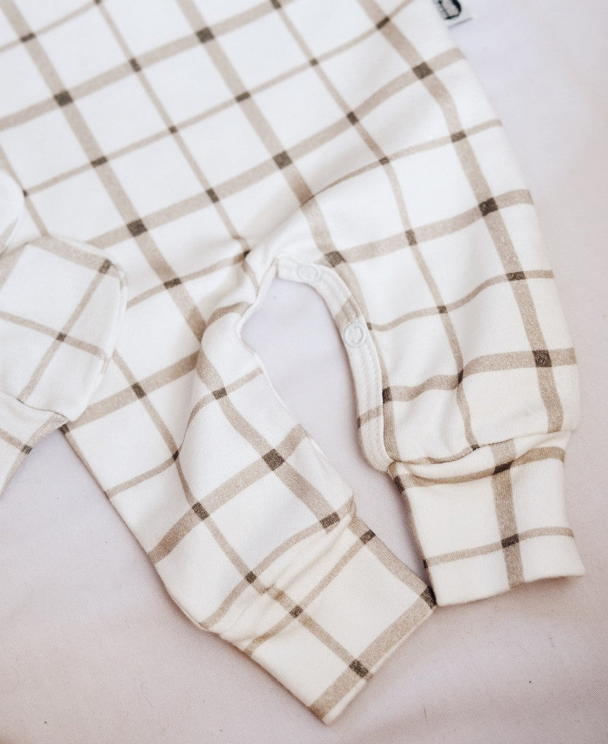 O Kit Bebê Macacão Minimalista 3 Peças | Xadrez Verão é a escolha perfeita para unir beleza, praticidade e segurança nos primeiros dias do bebê. 6