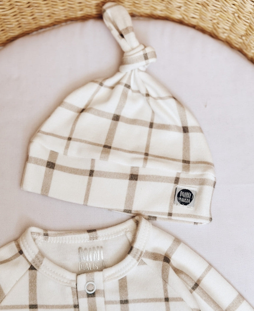 O Kit Bebê Macacão Minimalista 3 Peças | Xadrez Verão é a escolha perfeita para unir beleza, praticidade e segurança nos primeiros dias do bebê. 5