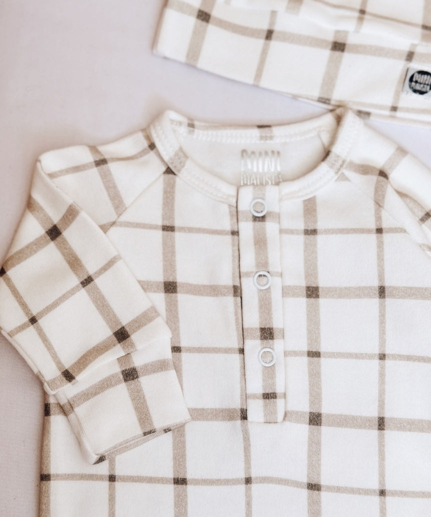 O Kit Bebê Macacão Minimalista 3 Peças | Xadrez Verão é a escolha perfeita para unir beleza, praticidade e segurança nos primeiros dias do bebê. 4