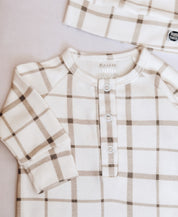 O Kit Bebê Macacão Minimalista 3 Peças | Xadrez Verão é a escolha perfeita para unir beleza, praticidade e segurança nos primeiros dias do bebê. 4