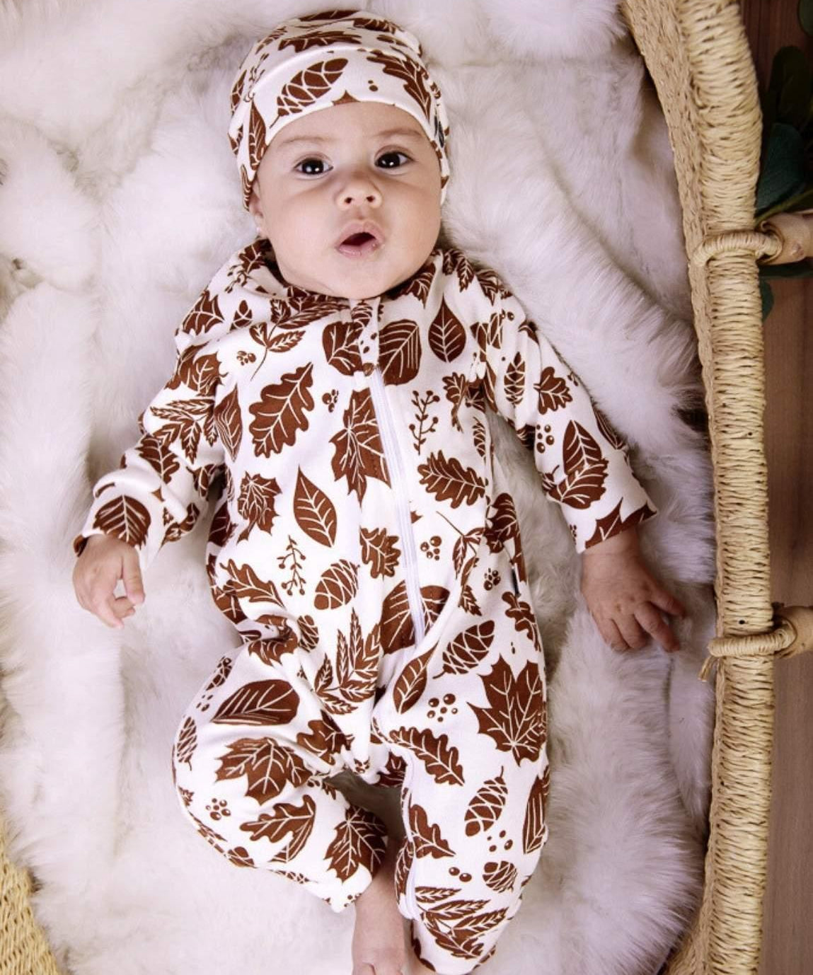 Macacao-ziper-bebe-minimalista-baby-com-pe-sem-pe-outono-menino-folhas-secas-fall-2.jpg