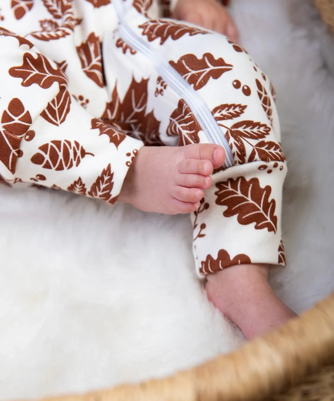 Macacao-ziper-bebe-minimalista-baby-com-pe-sem-pe-outono-menino-folhas-secas-fall-8.jpg