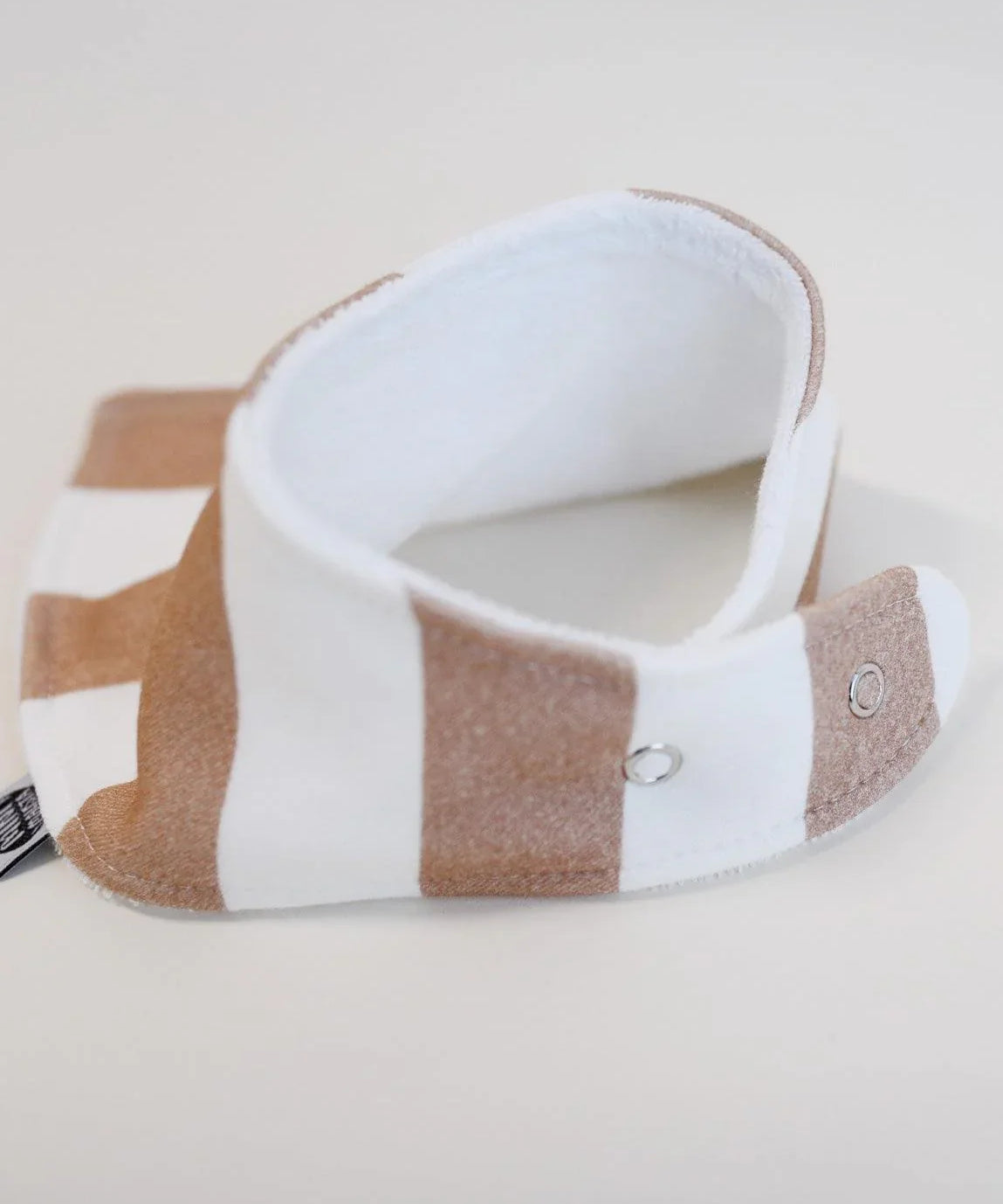 Babador Bandana Unissex | Listras Diagonais Bege - MiniMalista Baby - 0.3, b2b, Baby, black-friday, com-desconto-mm10, Meia Estação, Menino, Neutro, new, Unissex -bebê-minimalista-estiloso