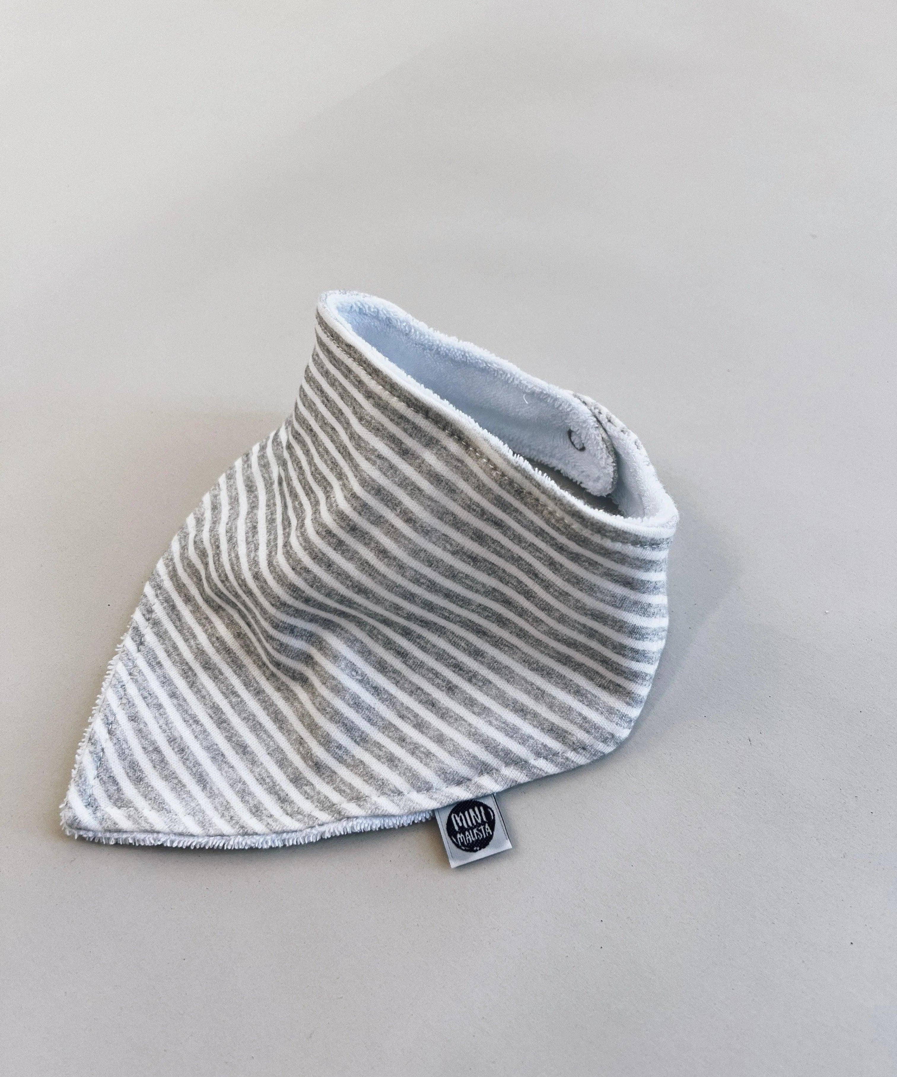 Babador Bandana Unissex | Listrinhas Cinza - MiniMalista Baby - 0.25, b2b, Baby, black-friday, com-desconto-mm10, Meia Estação, Menino, Neutro, Unissex -bebê-minimalista-estiloso