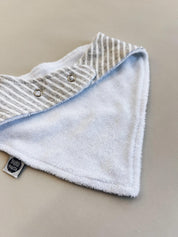 Babador Bandana Unissex | Listrinhas Cinza - MiniMalista Baby - 0.25, b2b, Baby, black-friday, com-desconto-mm10, Meia Estação, Menino, Neutro, Unissex -bebê-minimalista-estiloso