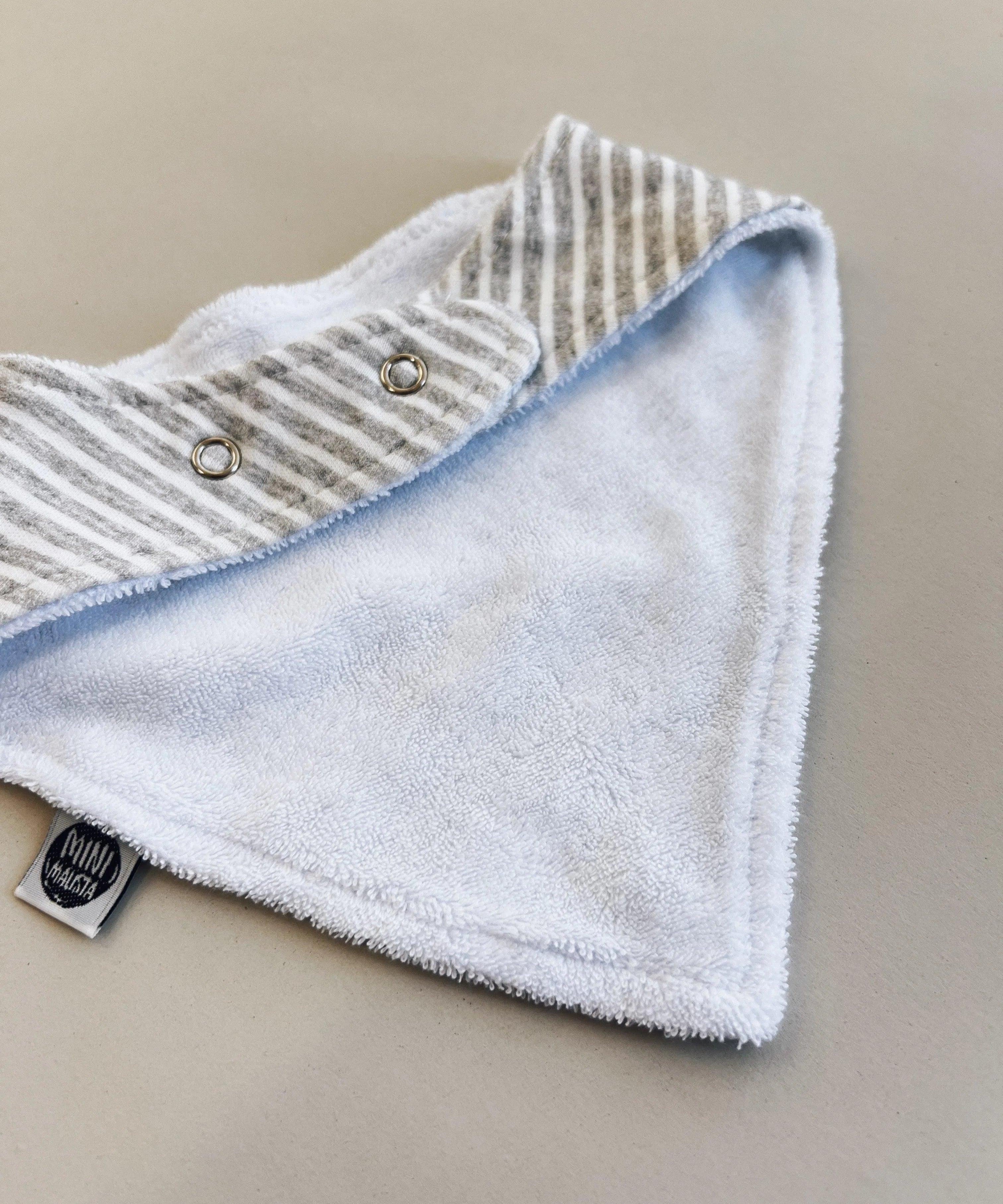 Babador Bandana Unissex | Listrinhas Cinza - MiniMalista Baby - 0.25, b2b, Baby, black-friday, com-desconto-mm10, Meia Estação, Menino, Neutro, Unissex -bebê-minimalista-estiloso