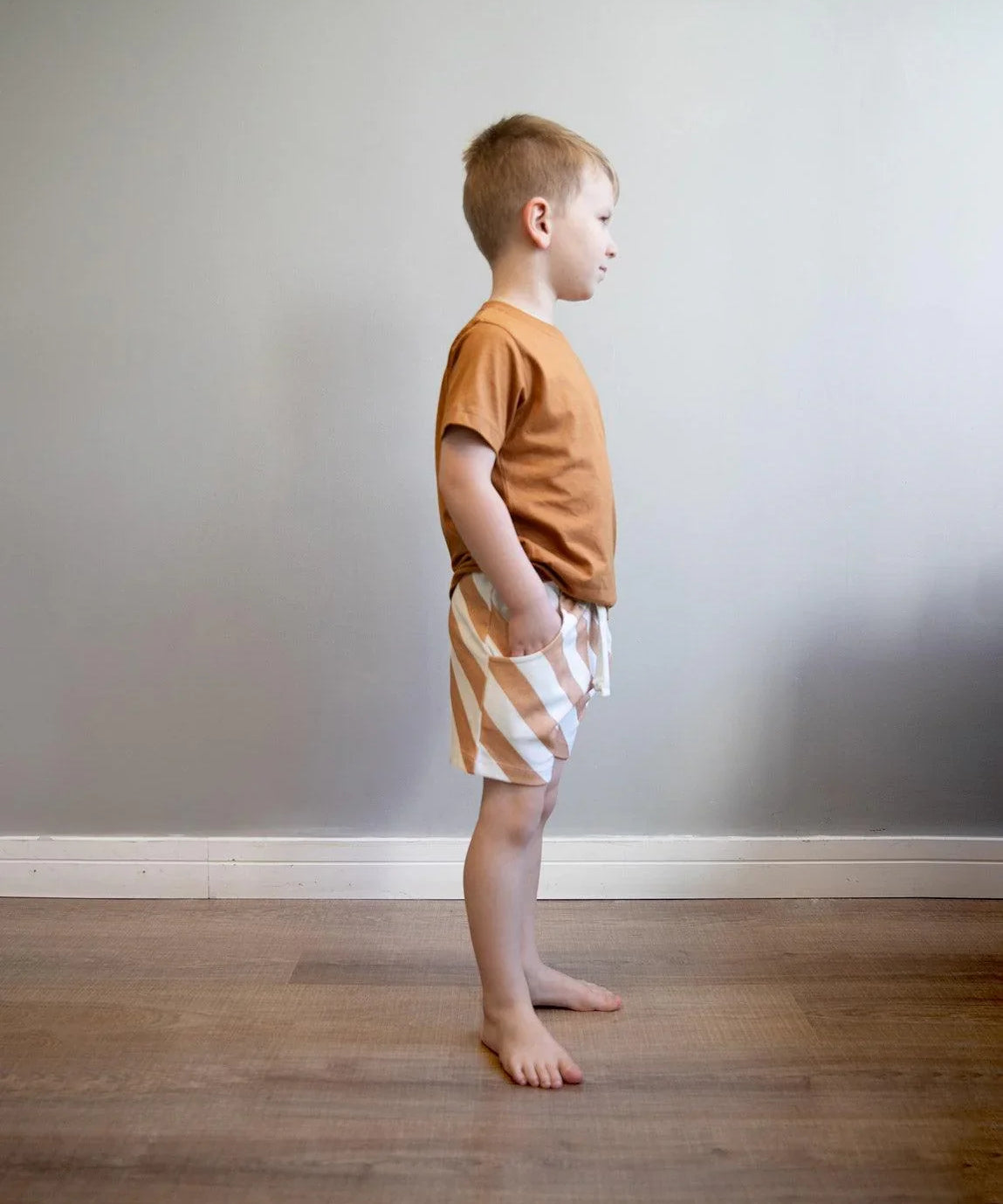 Bermuda Cargo Infantil Unissex | Listras Diagonais Bege - MiniMalista Baby - 0.25, b2b, Baby, black-friday, Calor, com-desconto-mm10, Kids, Menino, Neutro, new, tab-tam-shorts-cargo, Unissex, Verão -bebê-minimalista-estiloso