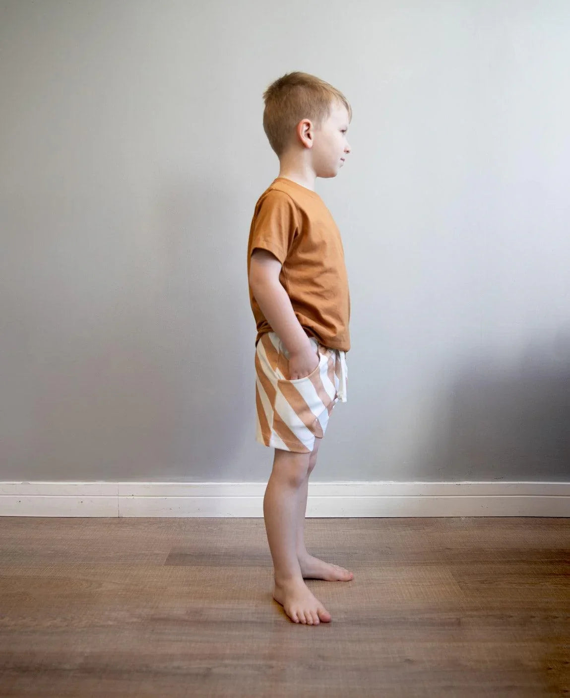 Bermuda Cargo Infantil Unissex | Listras Diagonais Bege - MiniMalista Baby - 0.25, b2b, Baby, black-friday, Calor, com-desconto-mm10, Kids, Menino, Neutro, new, tab-tam-shorts-cargo, Unissex, Verão -bebê-minimalista-estiloso