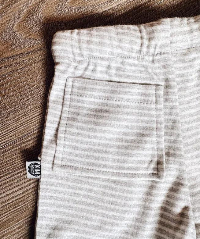 Bermuda Cargo Infantil Unissex | Listrinhas Cinza - MiniMalista Baby - 0.28, b2b, black-friday, Calor, com-desconto-mm10, Kids, Menino, Neutro, new, tab-tam-shorts-cargo, Unissex, Verão -bebê-minimalista-estiloso