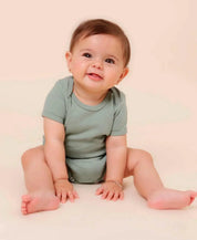 Body de Bebê Manga Curta Unissex MiniMalista | Liso Sage - MiniMalista Baby - 0.3, 0.35, b2b, Baby, black-friday, com-desconto-mm10, Meia Estação, Menino, tab-tam-body-curto -bebê-minimalista-estiloso