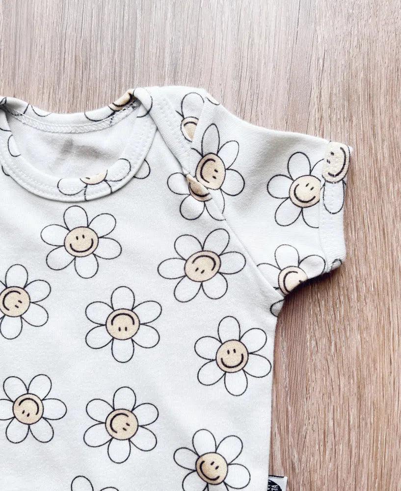 Body de Bebê Manga Curta Unissex | Flower Power - MiniMalista Baby - 0.3, Ano Novo, b2b, Baby, black-friday, com-desconto-mm10, Meia Estação, Menina, Reveillon, tab-tam-body-curto -bebê-minimalista-estiloso