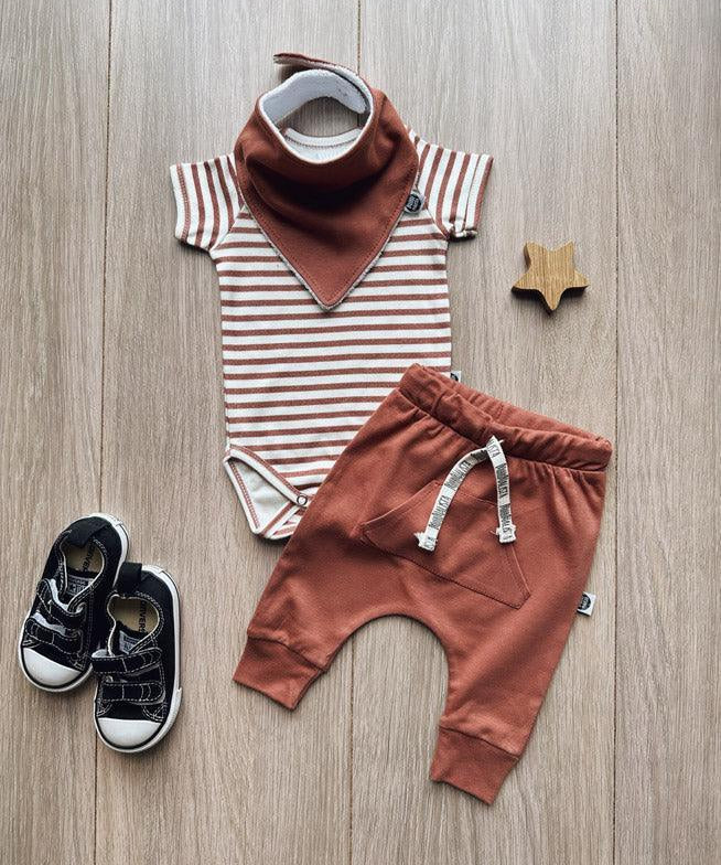 Body de Bebê Manga Curta Unissex | Listrinhas Chutney - MiniMalista Baby - 0.3, 0.45, b2b, Baby, black-friday, com-desconto-mm10, Meia Estação, Menino, Neutro, new, tab-tam-body-curto, Unissex -bebê-minimalista-estiloso