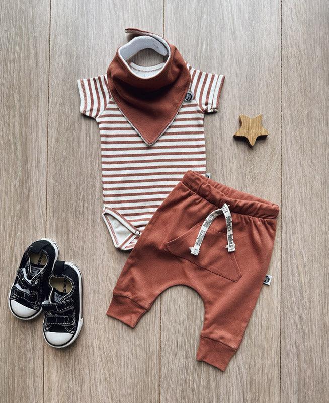 Body de Bebê Manga Curta Unissex | Listrinhas Chutney - MiniMalista Baby - 0.3, 0.45, b2b, Baby, black-friday, com-desconto-mm10, Meia Estação, Menino, Neutro, new, tab-tam-body-curto, Unissex -bebê-minimalista-estiloso