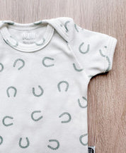 Body de Bebê Manga Curta Unissex | Lucky - MiniMalista Baby - 0.3, b2b, Baby, black-friday, com-desconto-mm10, Meia Estação, Menino, new, tab-tam-body-curto -bebê-minimalista-estiloso