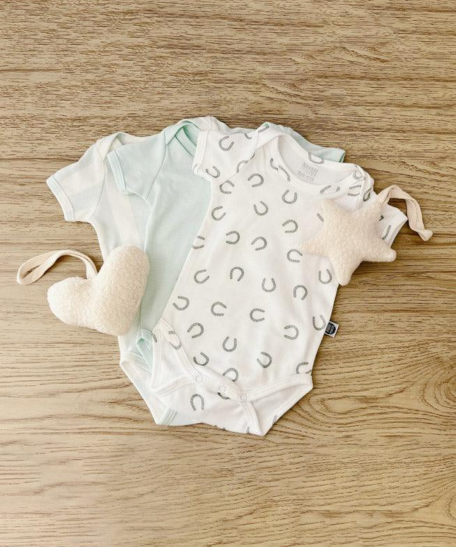 Body de Bebê Manga Curta Unissex | Lucky - MiniMalista Baby - 0.3, b2b, Baby, black-friday, com-desconto-mm10, Meia Estação, Menino, new, tab-tam-body-curto -bebê-minimalista-estiloso