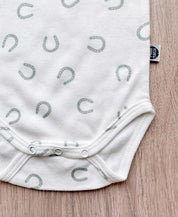 Body de Bebê Manga Curta Unissex | Lucky - MiniMalista Baby - 0.3, b2b, Baby, black-friday, com-desconto-mm10, Meia Estação, Menino, new, tab-tam-body-curto -bebê-minimalista-estiloso