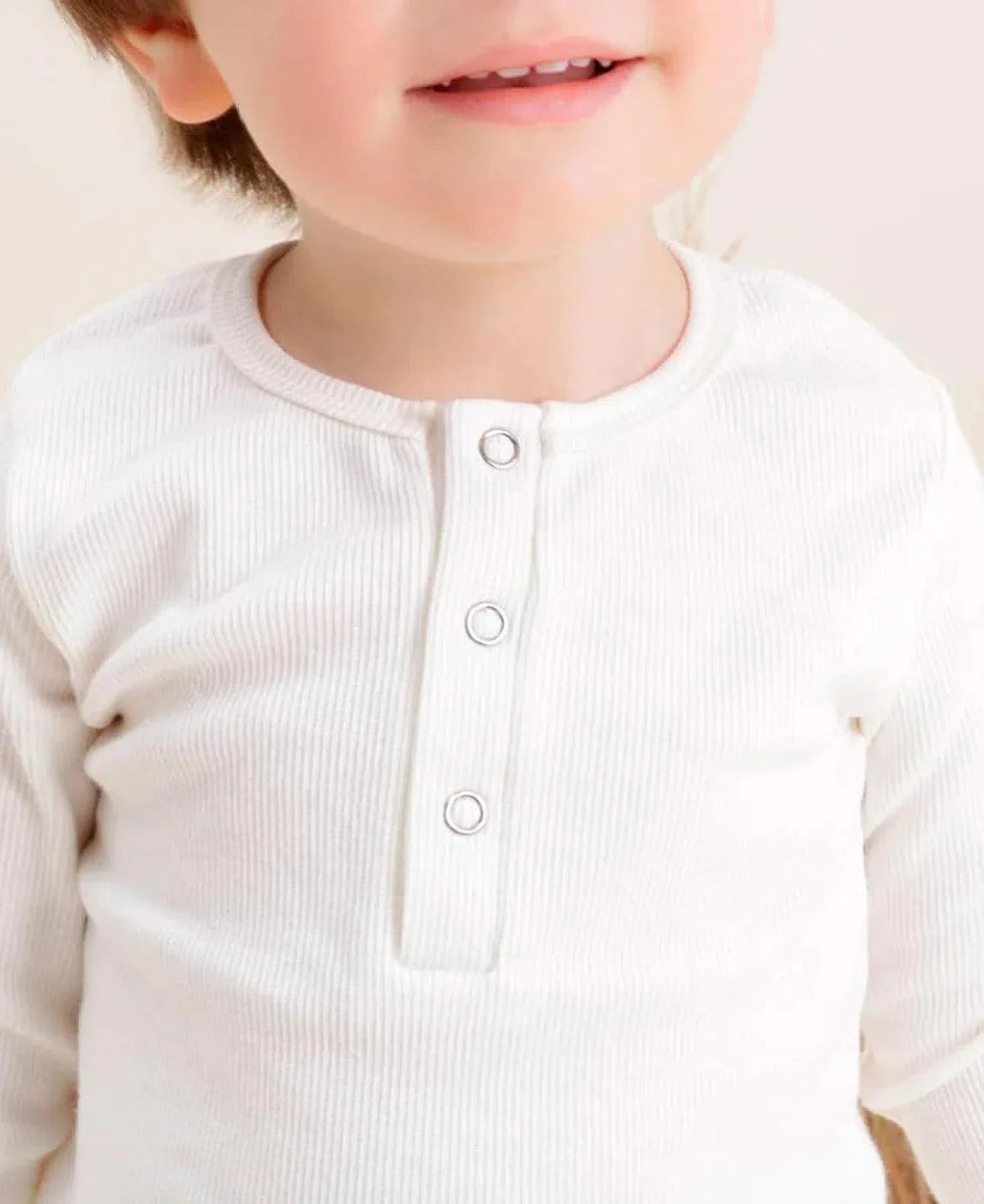 Body de Bebê Manga Longa Unissex Canelado Botões MiniMalista | Liso Branco Off - MiniMalista Baby - 0.25, 0.3, Ano Novo, anonovo, b2b, Baby, Best, black-friday, com-desconto-mm10, Frio, Menina, Neutro, new, Reveillon, tab-tam-body-botão-frontal, tab-tam-body-canelado, Unissex -bebê-minimalista-estiloso