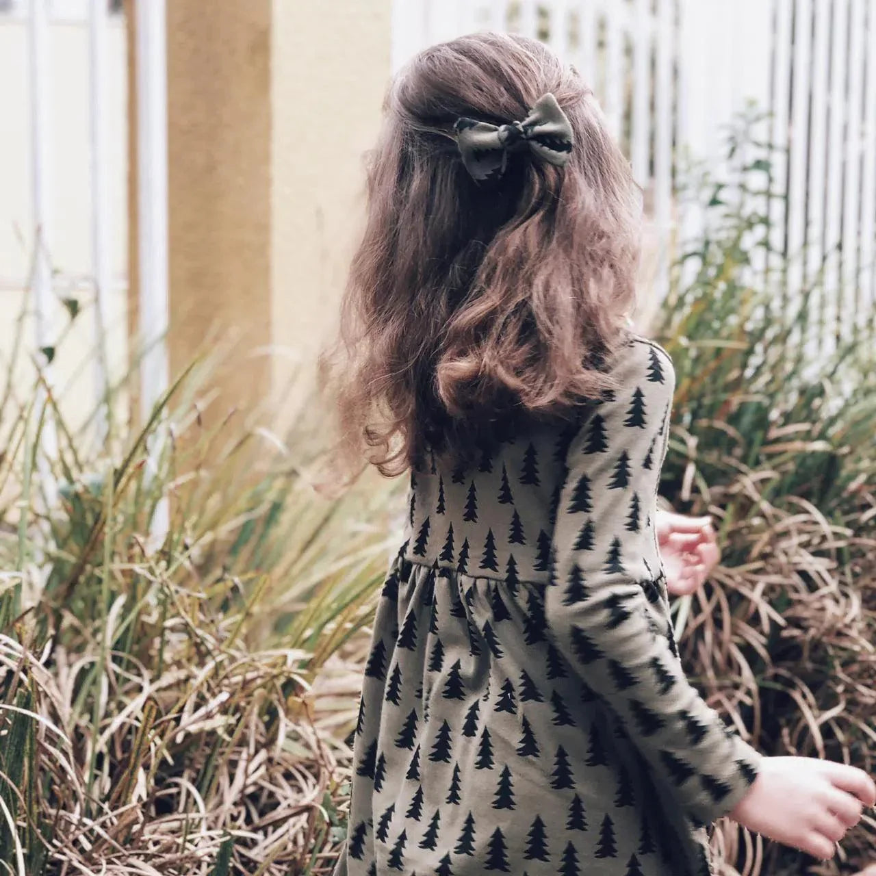 Laço de Malha com Clip de Cabelo Pinheiros Oliva - MiniMalista Baby - 0.5, b2b, Baby, black-friday, laço-clip, Meia Estação, Menina, outlet, SALE-FINAL -bebê-minimalista-estiloso