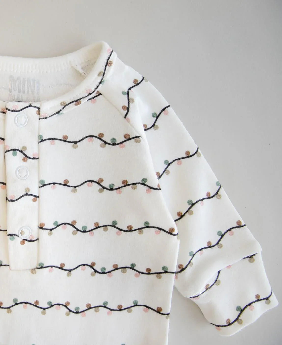 Macacão de Bebê Raglan Botões Unissex | Lights - MiniMalista Baby - 0, 2macacoespor199, Ano Novo, b2b, Baby, Christmas, com-desconto-mm10, Meia Estação, Menina, natal, Neutro, Reveillon, tab-tam-mac-botões, Unissex, Xmas -bebê-minimalista-estiloso