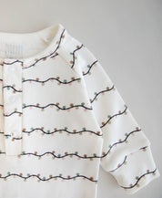 Macacão de Bebê Raglan Botões Unissex | Lights - MiniMalista Baby - 0, 2macacoespor199, Ano Novo, b2b, Baby, Christmas, com-desconto-mm10, Meia Estação, Menina, natal, Neutro, Reveillon, tab-tam-mac-botões, Unissex, Xmas -bebê-minimalista-estiloso