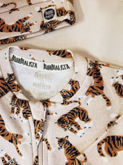 Macacão de Bebê Ziper com opção de Pezinho | Tiger