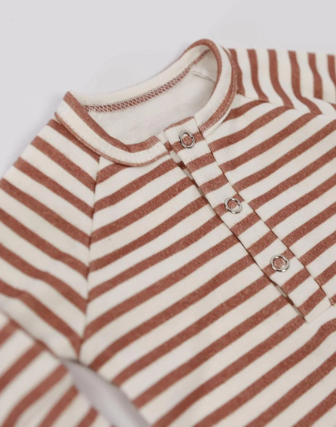 Macacão de Bebê Raglan Botões Unissex | Listrinhas Chutney - MiniMalista Baby - 0.3, 2macacoespor199, b2b, Baby, black-friday, com-desconto-mm10, Meia Estação, Menino, Neutro, new, tab-tam-mac-botões, Unissex, Winter Sale 20% -bebê-minimalista-estiloso