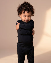 Blusa Térmica Preto MiniMalista detalhe da textura do tecido — microfibra térmica com acabamento ultrasoft, interior levemente flanelado, anti-pilling, não pinica e não irrita a pele sensível. Hipoalergênica.