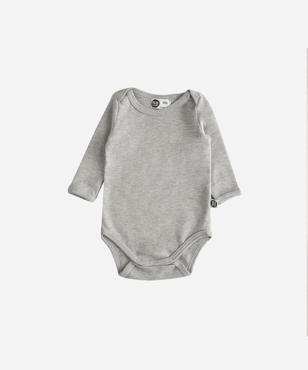 Body-bebe-manga-longa-unissex-liso-mescla-medio-cinza-neutro.jpg