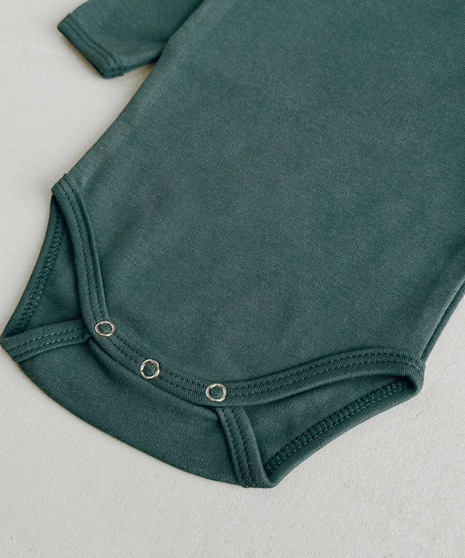 Body-bebe-manga-longa-verde-escuro-deep-green-menino-algodao-minimalista-1.jpg