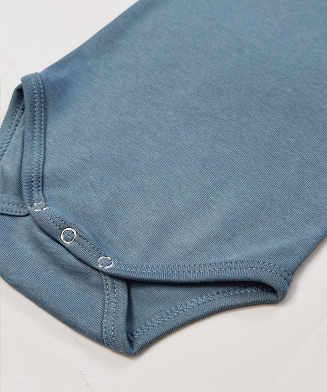 Body-de-bebe-manga-curta-unissex-menino-neutro-liso-azul-retro-denim-menino-azul-medio-2.jpg