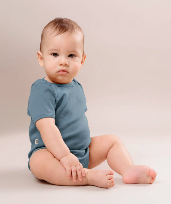 Body-de-bebe-manga-curta-unissex-menino-neutro-liso-azul-retro-denim-menino-azul-medio-3.jpg