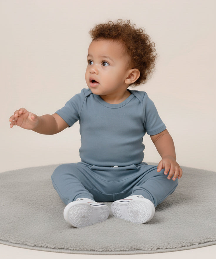 Body-de-bebe-manga-curta-unissex-menino-neutro-liso-azul-retro-denim-menino-azul-medio-6.jpg
