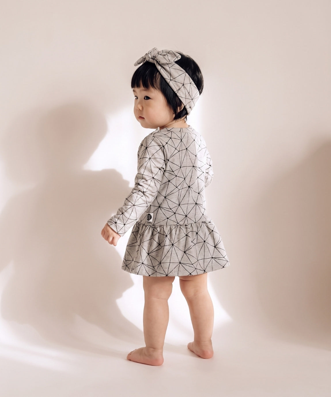 Detalhe do Body-Vestido Bebê Manga Longa estampa Satellite Mescla — malha mescla 85% algodão com satélites minimalistas, MiniMalista Baby moda inverno