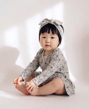 Body-Vestido Bebê Manga Longa em malha mescla estampa Satellite — Coleção Starry Night MiniMalista Baby, moda bebê menina inverno com faixinha coordenada