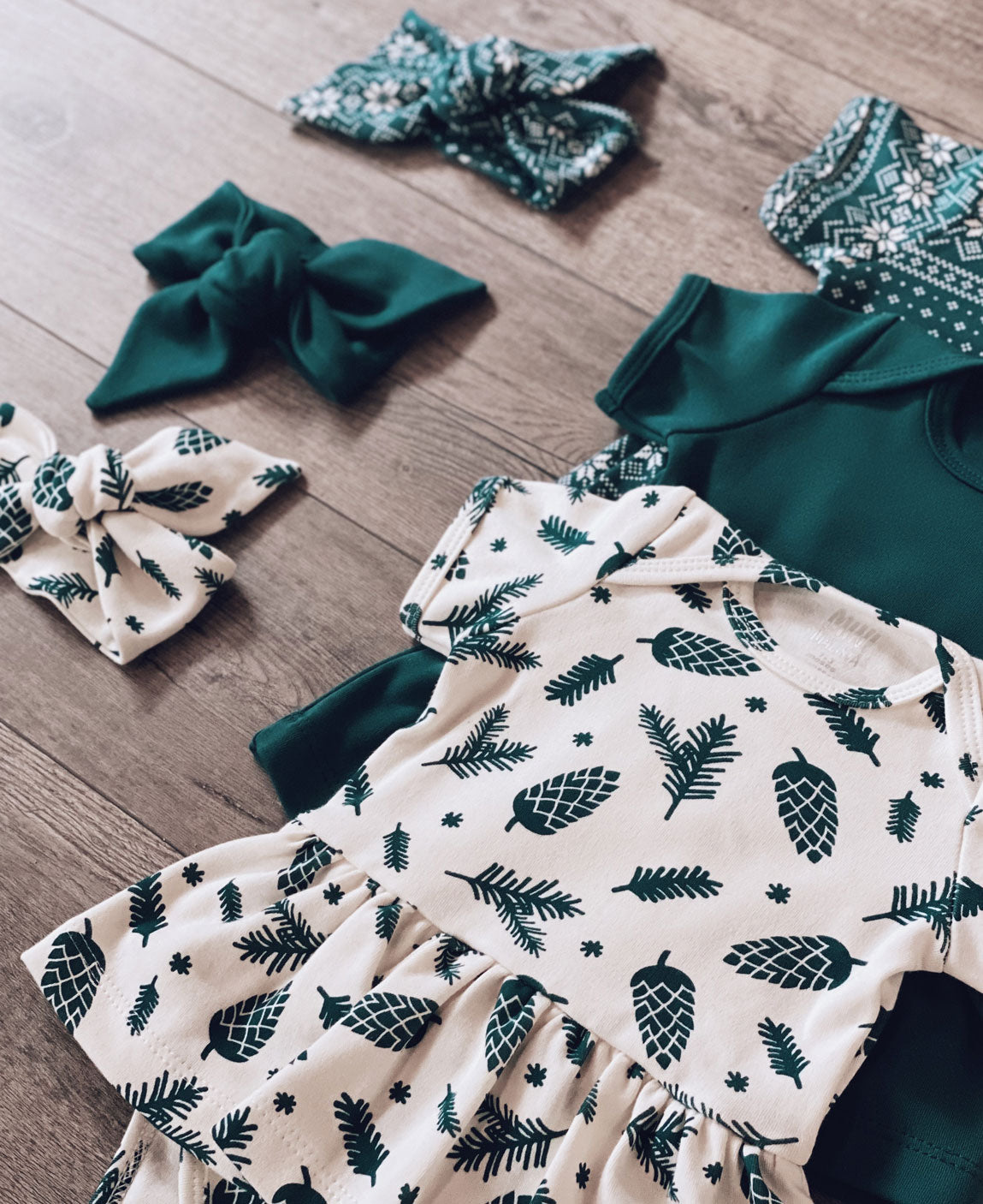 Body-vestidos-bebe-minimalista-escandinavo-pine-cones-deep-green-sweater-natal.jpg