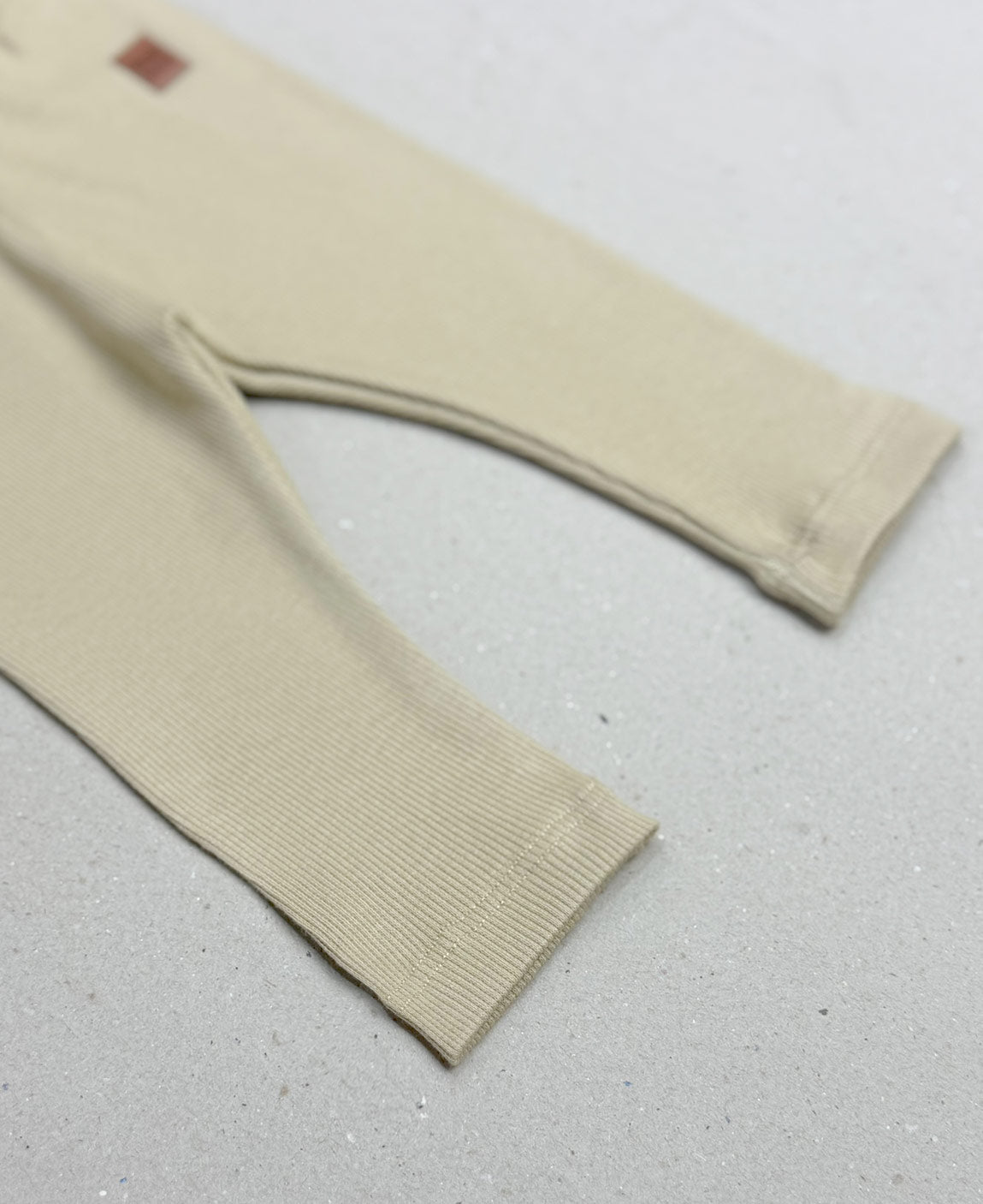 Calça Slim Canelada Liso Sand ângulo alternativo - textura de ribana canelada 100% algodão em bege quente natural - MiniMalista Baby