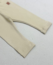 Calça Slim Canelada Liso Sand ângulo alternativo - textura de ribana canelada 100% algodão em bege quente natural - MiniMalista Baby