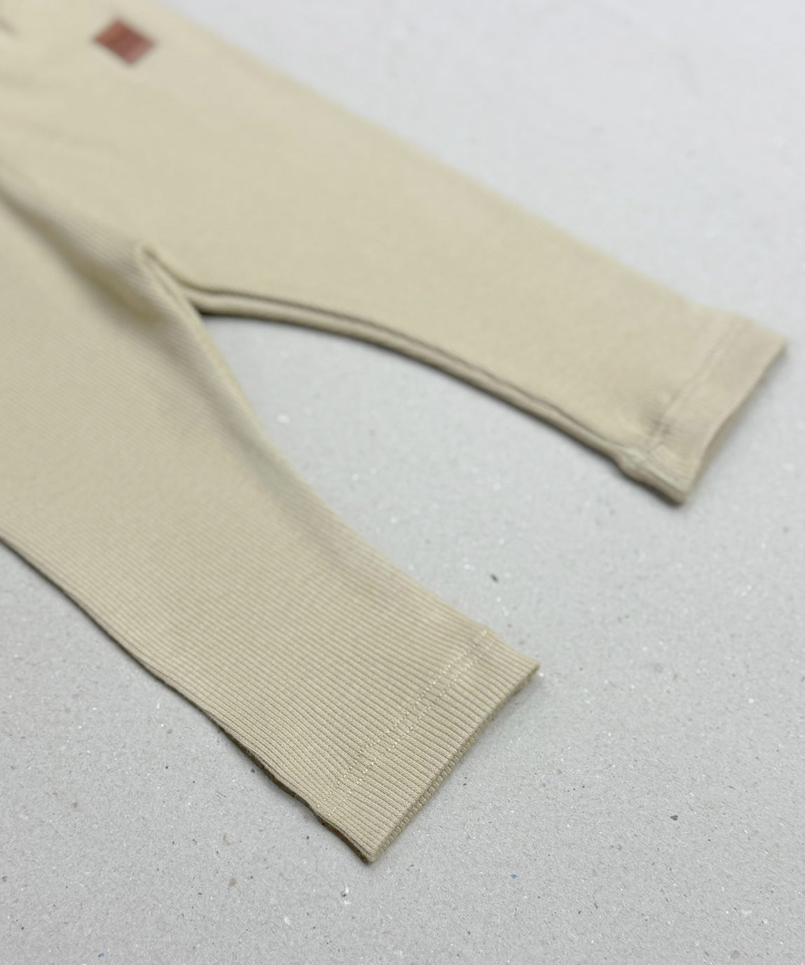 Calça Slim Canelada Liso Avelã vestida - bebê e criança em avelã quentinho - modelagem slim elástica que abraça sem apertar - MiniMalista Baby