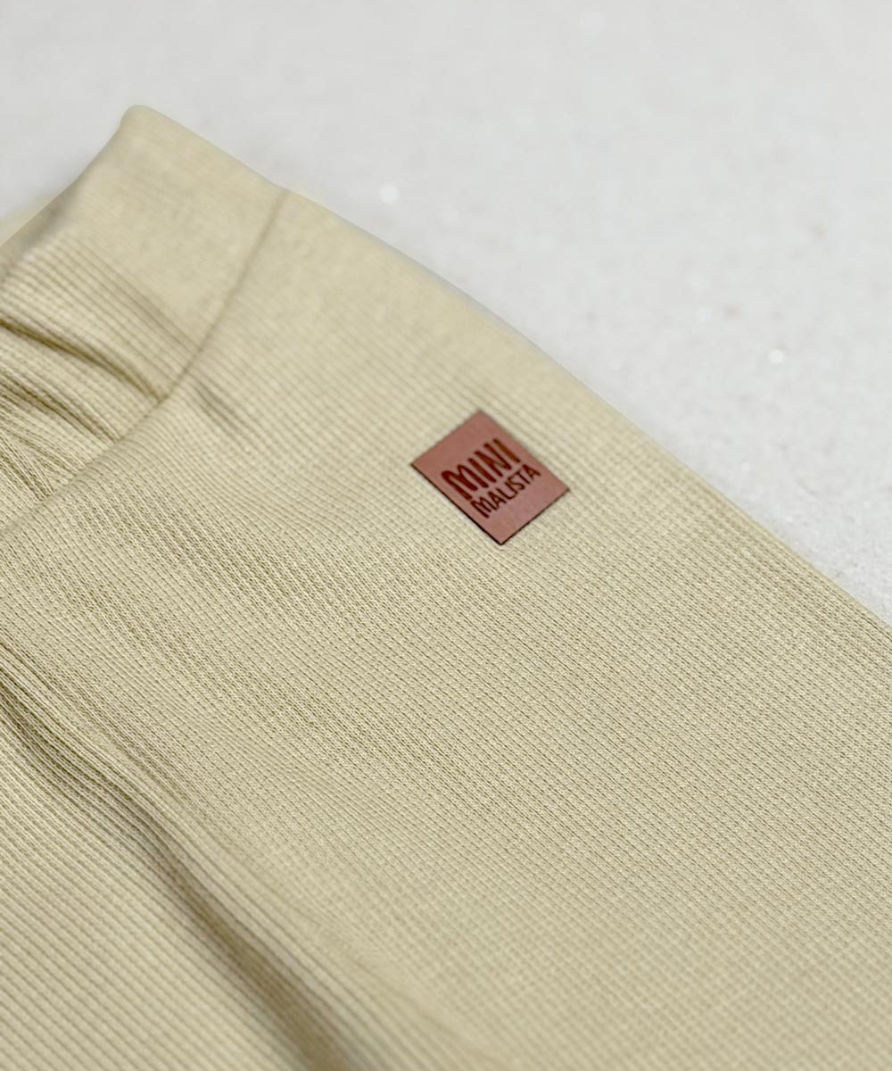 Detalhes da Calça Slim Canelada Liso Avelã - ribana elástica, cós com elástico macio sem cadarço, etiqueta de courino - avelã terroso - MiniMalista Baby
