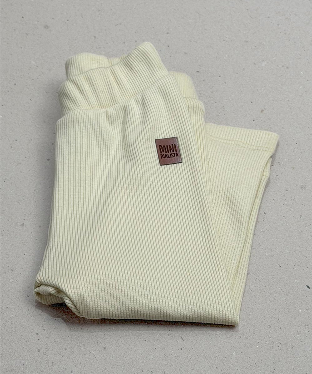 Calça Slim Canelada Liso Sand combinação de look - Sand bege quente com off-white, chocolate, preto e listras neutras - MiniMalista Baby