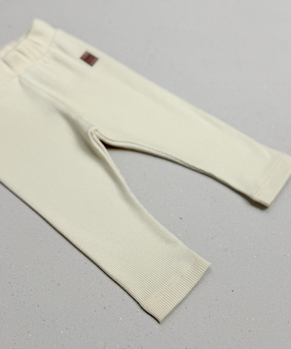 Calça Slim Canelada Liso Sand vestida - bebê e criança em bege quente natural - modelagem slim elástica que abraça sem apertar - MiniMalista Baby